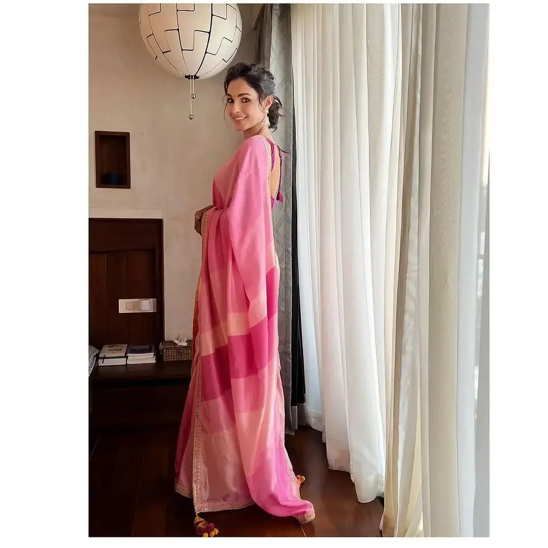 Actress Andrea Jeremiah in Sleeveless Pink Saree